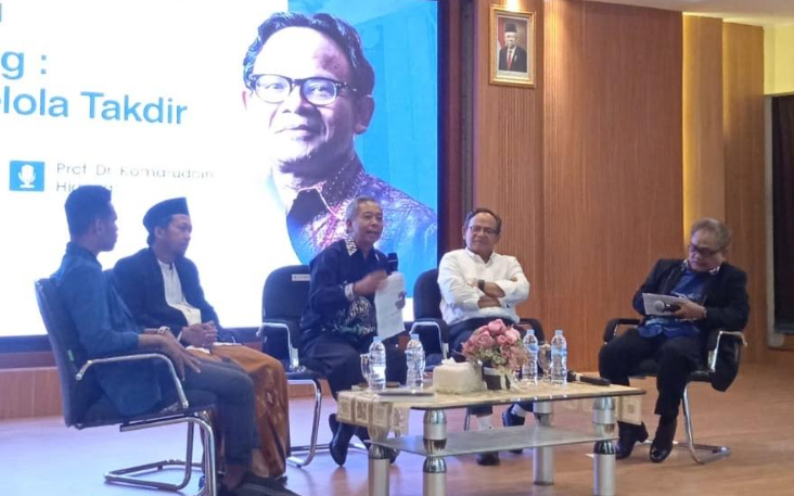 Ketua Pembina Yayasan Alumni Undip, Prof. Sudharto P. Hadi, MES PhD, menjadi Pembahas dalam Bedah Buku ''Jalan Pulang: Seni Mengelola Takdir'' karya Prof. Dr. Komaruddin Hidayat, MA Ph.D, yang berlangsung di Auditorium Ir. Widjatmoko Universitas Semarang (USM), pada pada Jumat (26/7/2024)