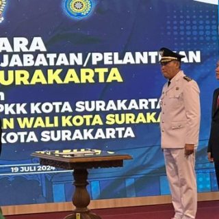 Pelantikan dan serah terima jabatan Wali Kota Surakarta dari Gibran Rakabuming ke Teguh Prakosa, Semarang. Jumat (19/7) malam. Pelantikan dilakukan oleh Pj Gubernur Jateng, Nana Sudjana