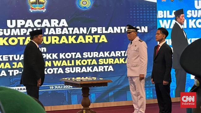 Pelantikan dan serah terima jabatan Wali Kota Surakarta dari Gibran Rakabuming ke Teguh Prakosa, Semarang. Jumat (19/7) malam. Pelantikan dilakukan oleh Pj Gubernur Jateng, Nana Sudjana