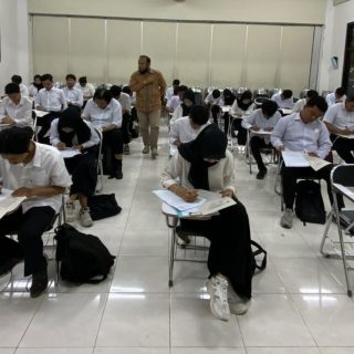 Para mahasiswa FTIK USM mengikuti Ujian Akhir Semester (UAS) pada hari pertama, Senin (1/7/2024)