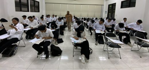 Para mahasiswa FTIK USM mengikuti Ujian Akhir Semester (UAS) pada hari pertama, Senin (1/7/2024)