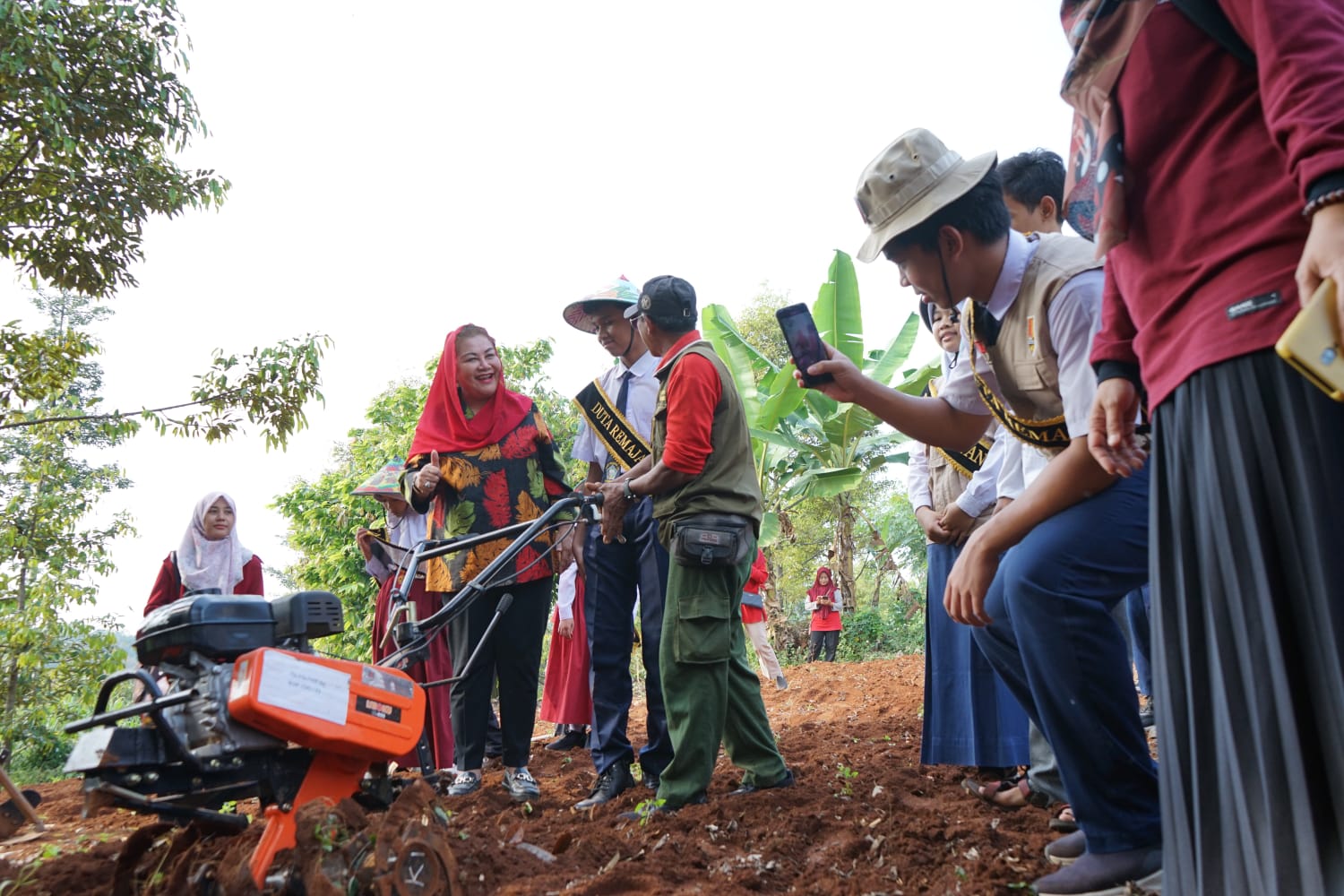 Wali Kota Semarang, Hevearita Gunaryanti Rahayu memanen bawang merah di Agro Plalangan, Kecamatan Gunungpati, Selasa (2/7/2024).
