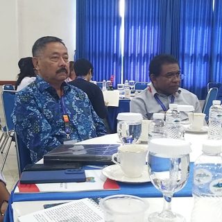Letjen TNI (Purn) Kiki Syahnakri (ketiga dari kiri) berfoto bersama dengan para utusan dari perguruan tinggi setelah konferensi pers terkait FGD Ketiga Kaji Ulang UUD 1945 dengan thema , “Telaah 25 Tahun Implementasi Pancasila Di Era Reformasi”, di Universtias Buana Perjuangan, Karawang, Sabtu (13/07/2024).
