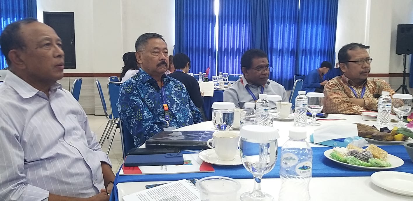 Letjen TNI (Purn) Kiki Syahnakri (ketiga dari kiri) berfoto bersama dengan para utusan dari perguruan tinggi setelah konferensi pers terkait FGD Ketiga Kaji Ulang UUD 1945 dengan thema , “Telaah 25 Tahun Implementasi Pancasila Di Era Reformasi”, di Universtias Buana Perjuangan, Karawang, Sabtu (13/07/2024).