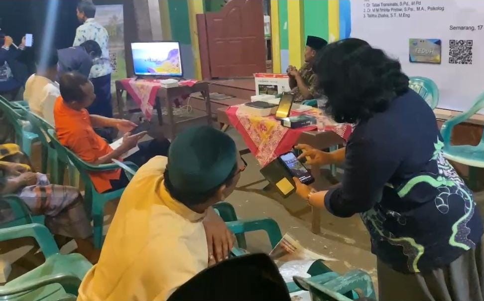 Tim dosen dari Universitas Semarang (USM) melaksanakan pengabdian kepada masyarakat di Kampung Teduh Nongkosawit, Kecamatan Gunungpati, Kota Semarang pada 17 Agustus 2024 lalu