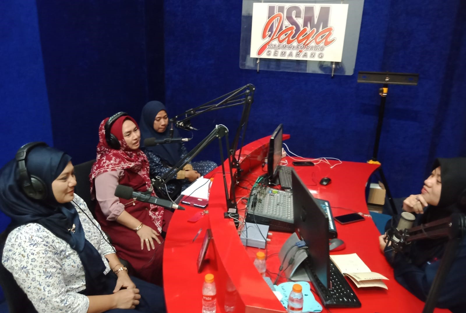 Talkshow BKBH Menyapa dengan mengangkat tema "Penyelesaian Sengketa Harta Bersama" di Studio Radio USM Jaya Gedung N Universitas Semarang (USM) pada Rabu (14/8/2024)