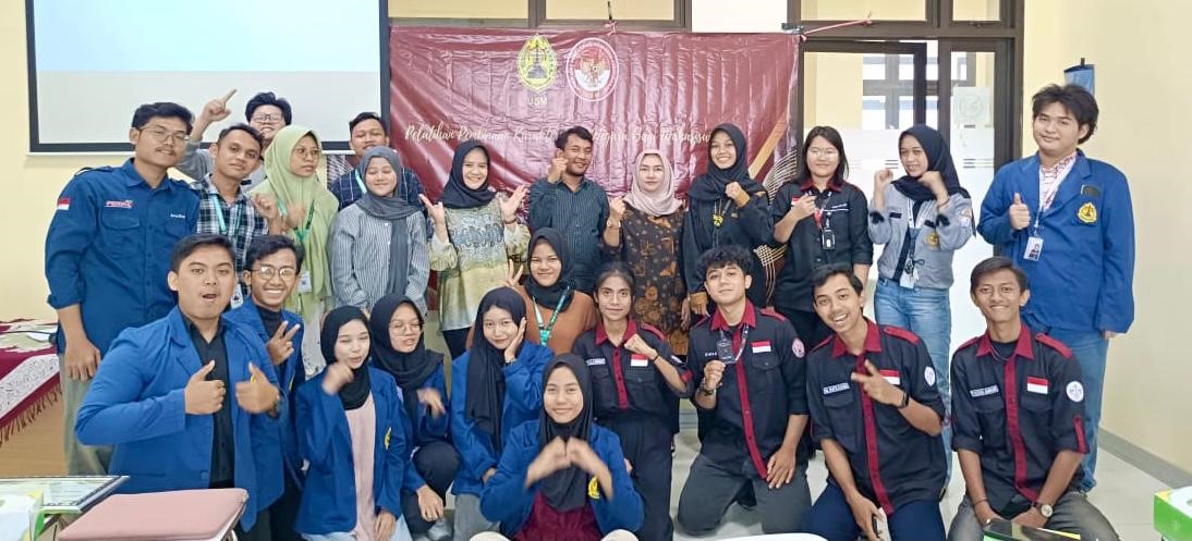 Kegiatan pembinaan karakter bela negara dengan tema ''Pelatihan Pembinaan Karakter Bela Negara Berdasarkan Pancasila bagi Mahasiswa” berlangsung di Lantai 5 Gedung V.53 Universitas Semarang (USM) pada 20 Agustus 2024. Kegiatan tersebut diadakan Unit Penunjang Non Struktural Pusat Pendidikan Wawasan Kebangsaan (UPNS Wasbang) USM