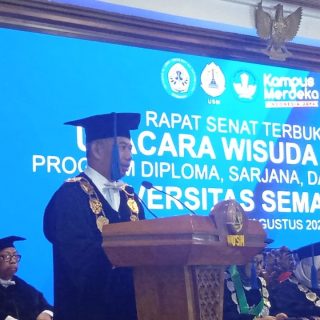 Rektor Universitas Semarang (USM), Dr Supari ST MT, menyampaikan sambutan pada wisuda 916 lulusan dari berbagai jurusan di Auditorium Ir Widjatmoko, pada 28 Agustus 2024