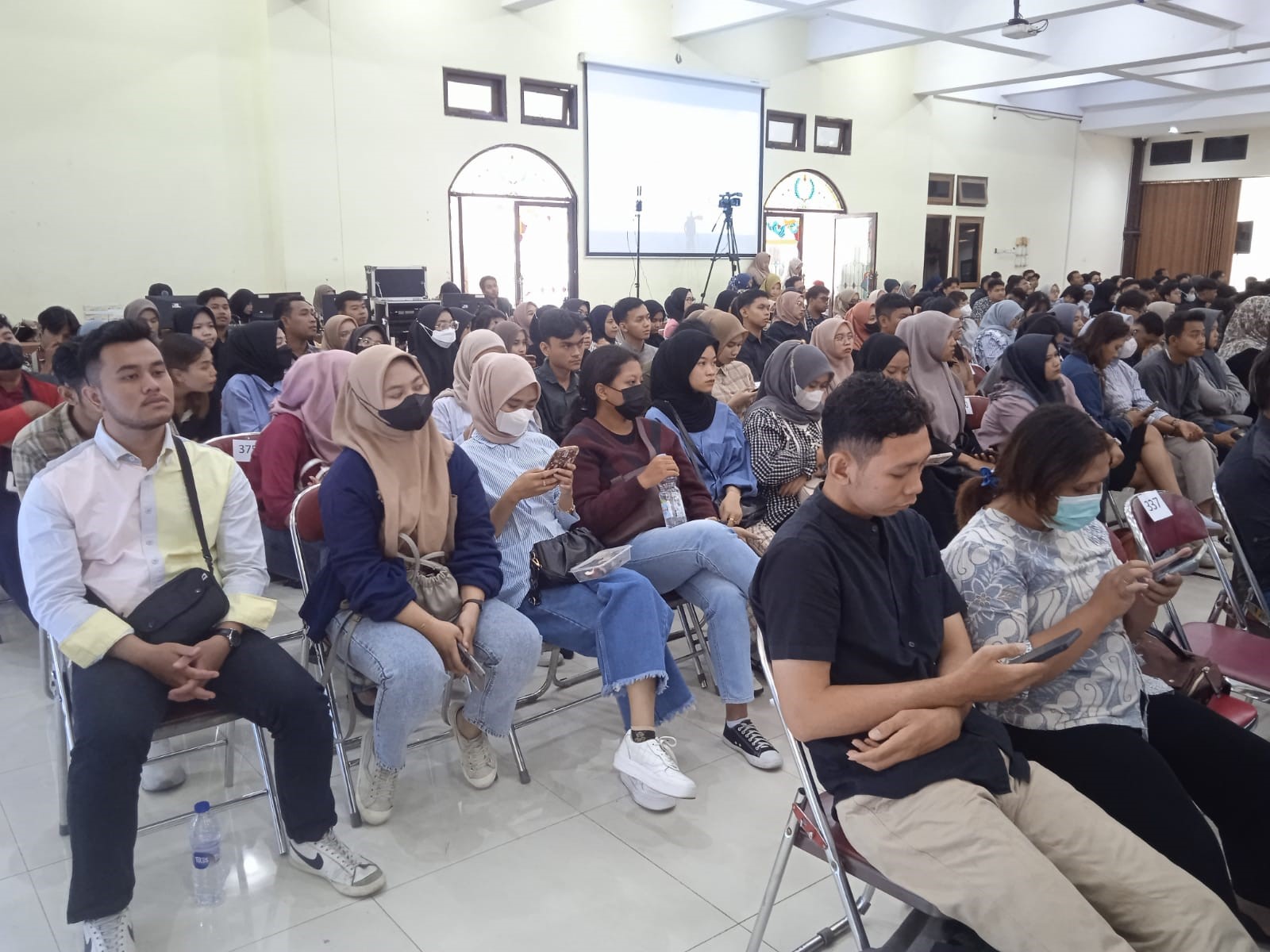 Para calon wisudawan mengikuti gladi bersih Upacara Wisuda ke-69 USM di Auditorium Ir Widjatmoko, pada 27 Agustus 2024.