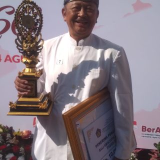I Gusti Nyoman Jelantik menerima penghargaan dari Pj Gubernur Bali, MS Mahendra Jaya.