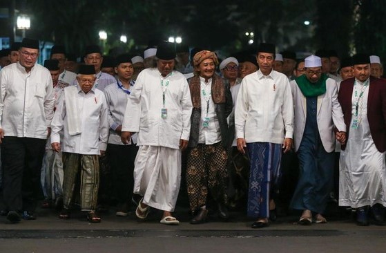Presiden Joko Widodo dan Wakil Presiden Ma'ruf Amin menghadiri acara Dzikir dan Doa Kebangsaan di halaman Istana Merdeka, Jakarta, Kamis malam