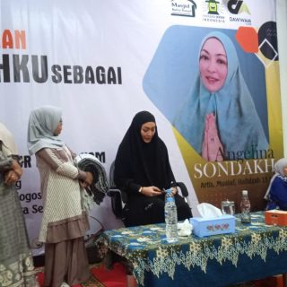 Artis, mualaf sekaligus hafidzah 15 juz Alquran, Angelina Sondakh, hadir dan berdakwah membawa tema ''Perjalanan Hijrahku sebagai Mualaf'' di Masjid Baitur Rasyid USM, pada Jumat (2/8/2024). Kegiatan tersebut digelar USM bersama Yayasan IKPAH (Intensitas Kegiatan Pengajar Alquran dan Hadist) Indonesia dan Manajemen Angelina Sondakh