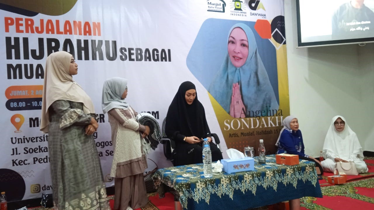 Artis, mualaf sekaligus hafidzah 15 juz Alquran, Angelina Sondakh, hadir dan berdakwah membawa tema ''Perjalanan Hijrahku sebagai Mualaf'' di Masjid Baitur Rasyid USM, pada Jumat (2/8/2024). Kegiatan tersebut digelar USM bersama Yayasan IKPAH (Intensitas Kegiatan Pengajar Alquran dan Hadist) Indonesia dan Manajemen Angelina Sondakh