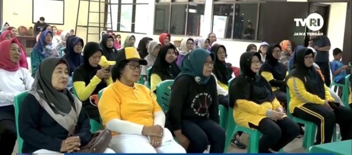 Warga Kelurahan Tlogosari Kulon menghadiri penelitian tentang ''Efektivitas Latihan Kekuatan Otot Kaki terhadap Intensitas Nyeri Lutut pada Indeks Massa Tubuh yang Berbeda'' di Kelurahan Tlogosari Kulon, Kecamatan Pedurungan Semarang. Penelitian dilakukan oleh Tim Peneliti Dosen USM