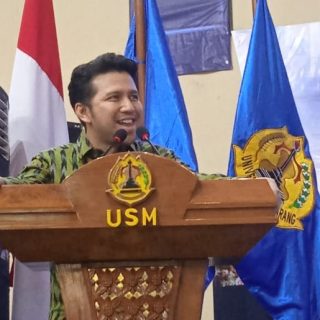 Mantan Wakil Gubernur Jawa Timur dan Bupati Trenggalek Dr. H. Emil Elestianto Dardak, S.PWK M.Sc Ph.D yang juga alumnus Universitas Semarang (USM), hadir dalam kegiatan Pengenalan Akademik dan Kegiatan Mahasiswa (Pakem) Mahasiswa Baru USM, Sabtu (7/9/2024)