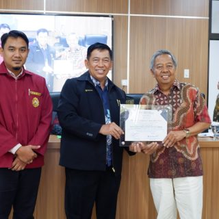 Kaprodi S2 Hukum USM Dr Drs H Adv Kukuh Sudarmanto BA SSos SH MM MH menyerahkan piagam kepada narasumber Prof H Sudharto P Hadi, MES, PhD didampingi Ketua Panitia Seminar Hukum Nasional, Haizul Maarif SH