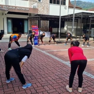 Pelatihan Senam Zumba kepada karyawan KJRI Penang dan TKW Indonesia di halaman Kantor KJRI Penang, Malaysia baru-baru ini. Pelatihan diberikan oleh Tim Pengabdian kepada Masyarakat Universitas Semarang (PkM USM)