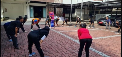 Pelatihan Senam Zumba kepada karyawan KJRI Penang dan TKW Indonesia di halaman Kantor KJRI Penang, Malaysia baru-baru ini. Pelatihan diberikan oleh Tim Pengabdian kepada Masyarakat Universitas Semarang (PkM USM)
