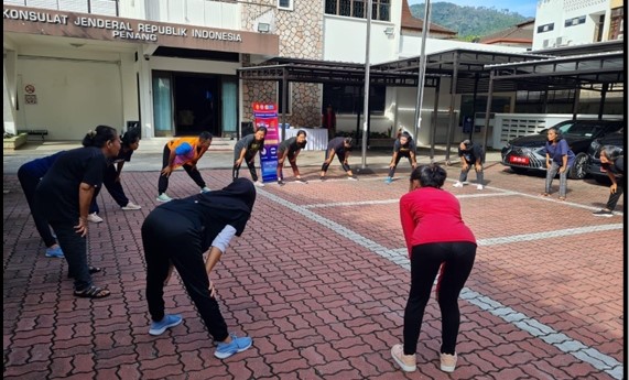 Pelatihan Senam Zumba kepada karyawan KJRI Penang dan TKW Indonesia di halaman Kantor KJRI Penang, Malaysia baru-baru ini. Pelatihan diberikan oleh Tim Pengabdian kepada Masyarakat Universitas Semarang (PkM USM)