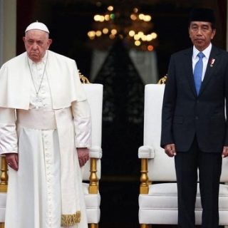 Presiden Joko Widodo menyambut kunjungan Paus Fransiskus yang tiba di Istana Merdeka, Rabu (4/9/2024)