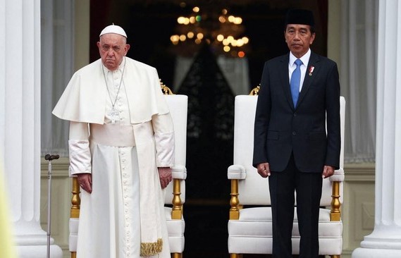 Presiden Joko Widodo menyambut kunjungan Paus Fransiskus yang tiba di Istana Merdeka, Rabu (4/9/2024)