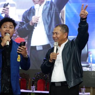 Rektor USM Dr Supari ST MT berdialog dengan mahasiswa dalam acara Pengenalan Akademik dan Kegiatan Mahasiswa (Pakem) Mahasiswa Baru USM yang berlangsung di Gelora Prof. Sudarto SH USM, pada Sabtu (7/9/2024)