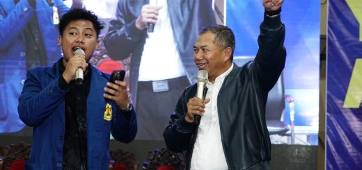 Rektor USM Dr Supari ST MT berdialog dengan mahasiswa dalam acara Pengenalan Akademik dan Kegiatan Mahasiswa (Pakem) Mahasiswa Baru USM yang berlangsung di Gelora Prof. Sudarto SH USM, pada Sabtu (7/9/2024)