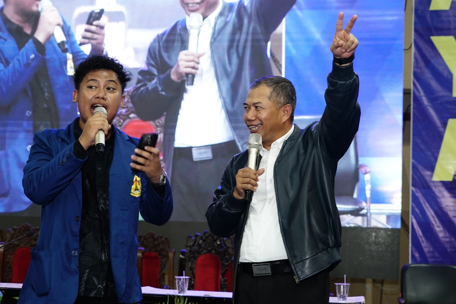 Rektor USM Dr Supari ST MT berdialog dengan mahasiswa dalam acara Pengenalan Akademik dan Kegiatan Mahasiswa (Pakem) Mahasiswa Baru USM yang berlangsung di Gelora Prof. Sudarto SH USM, pada Sabtu (7/9/2024)