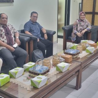 Rektor USM, Dr. Supari, ST MT (kanan) menerima delegasi Pusat Riset (PR) Transportasi Badan Riset dan Inovasi Nasional (BRIN) di ruang kerjanya, Selasa (3/9)