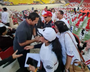 Mantan Wali Kota Semarang Hendrar Prihadi menyempatkan hadir menemui masyarakat yang sedang melakukan senam massal yang diselenggarakan Kormi Jateng, Sabtu (21/9)