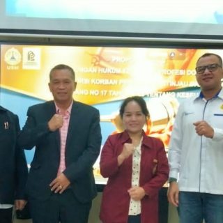 Ketua Program Studi Magister Hukum Universitas Semarang, Dr Drs H Adv Kukuh SA, BA, S Sos, SH, MM, MH (kiri) bersama beberapa mahasiswa Magister Hukum Universitas Semarang (USM) yang menjalani ujian proposal tesis di kampus Pascasarjana USM Jl Soekarno-Hatta pada 29 Agustus 2024