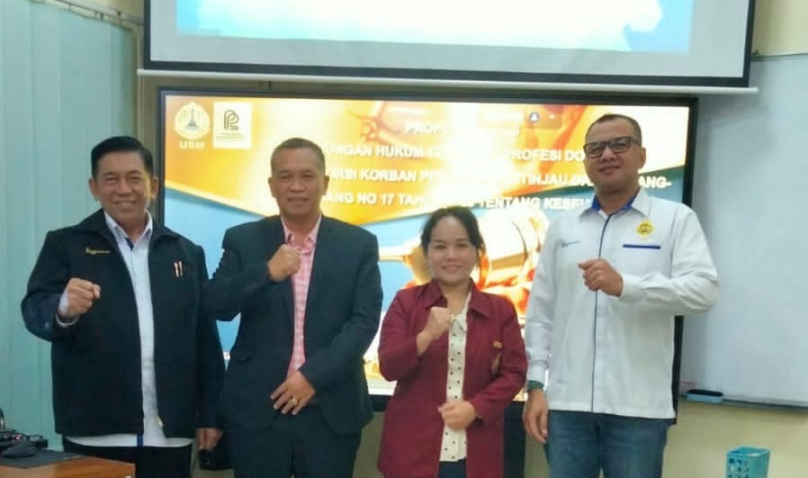 Ketua Program Studi Magister Hukum Universitas Semarang, Dr Drs H Adv Kukuh SA, BA, S Sos, SH, MM, MH (kiri) bersama beberapa mahasiswa Magister Hukum Universitas Semarang (USM) yang menjalani ujian proposal tesis di kampus Pascasarjana USM Jl Soekarno-Hatta pada 29 Agustus 2024