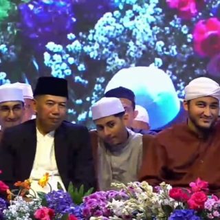 Rektor USM, Dr. Supari, ST MT menghadiri acara USM Bershalawat bersama ratusan jamaah, di halaman Gelora Prof. Sudarto, SH, USM, pada Sabtu (28/9/2024). Kegiatan tersebut dimeriahkan penampilan Majelis Az-Zahir dari Pekalongan pimpinan Al Habib Ali Zainal Abidin Segaf Assegaf