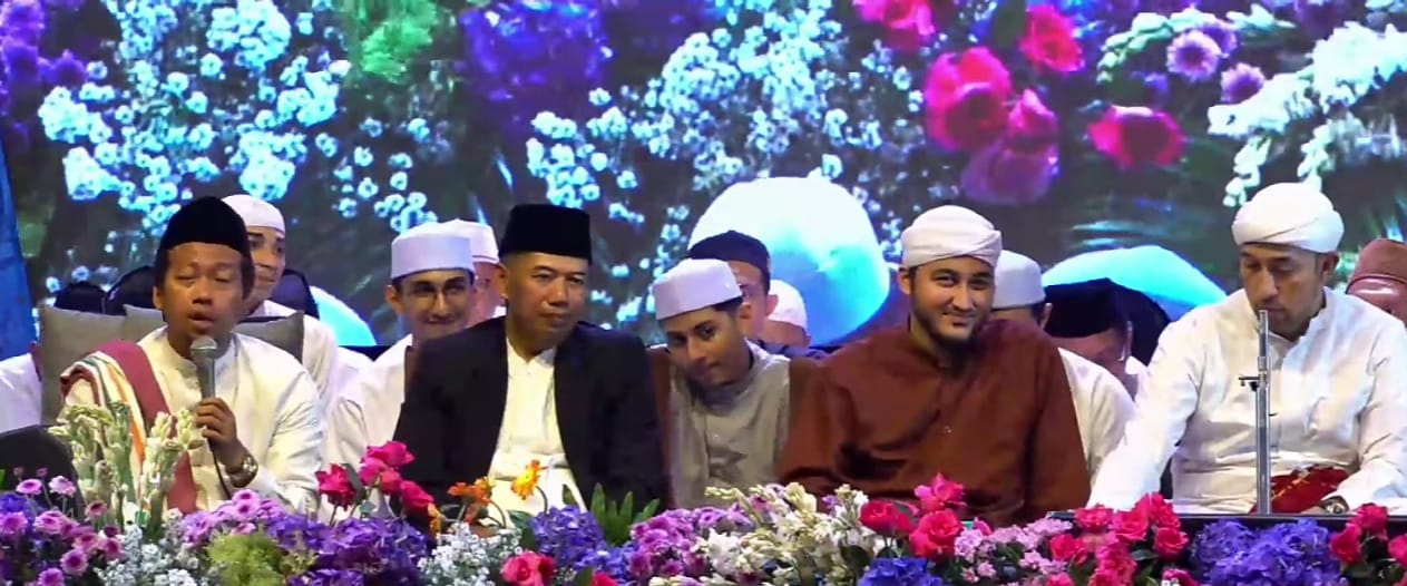 Rektor USM, Dr. Supari, ST MT menghadiri acara USM Bershalawat bersama ratusan jamaah, di halaman Gelora Prof. Sudarto, SH, USM, pada Sabtu (28/9/2024). Kegiatan tersebut dimeriahkan penampilan Majelis Az-Zahir dari Pekalongan pimpinan Al Habib Ali Zainal Abidin Segaf Assegaf