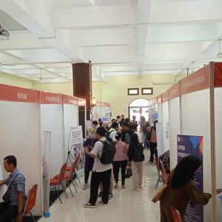 Suasana USM Job Fair 2024 yang diselenggarakan USM Career and Alumni Center Universitas Semarang (UCAC USM), berlangsung di Auditorium Ir. Widjatmoko USM, pada 4-5 September 2024. Kegiatan ini diikuti 36 perusahaan