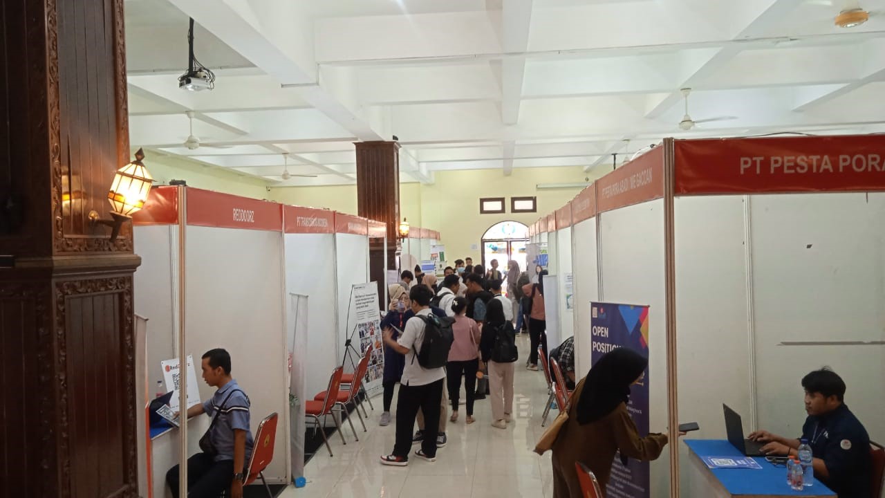 Suasana USM Job Fair 2024 yang diselenggarakan USM Career and Alumni Center Universitas Semarang (UCAC USM), berlangsung di Auditorium Ir. Widjatmoko USM, pada 4-5 September 2024. Kegiatan ini diikuti 36 perusahaan