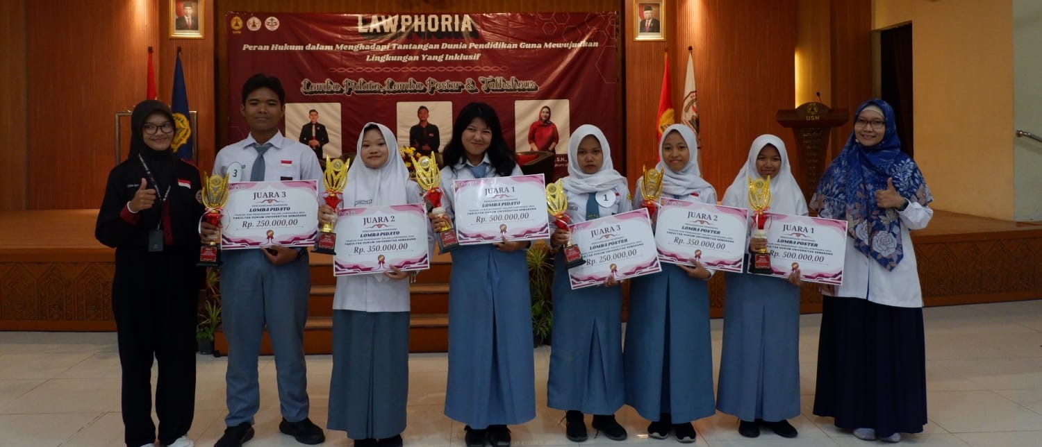 Para juara lomba dalam kegiatan Lawphoria menerima piala dan hadiah. Kegiatan yang digelar Fakultas Hukum Universitas Semarang (BEM USM) ini berlangsung di Auditorium Ir. Widjatmoko USM Jl Soekarno-Hatta, Tlogosari pada 29 Agustus 2024