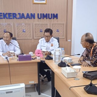 Ketua Persatuan Insinyur Indonesia (PII) Kota Semarang yang juga Rektor USM Dr Supari ST MT IPM bersama jajaran pengurus mengadakan pertemuan dengan Ketua Umum Persatuan Insinyur Indonesia PII Pusat, Dr Ir Danis Hidayat Sumadilaga MSc dan jajaran pengurus di Kampus Politeknik Pekerjaan Umum, Jl Soekarno-Hatta, Semarang, pada 26 September 2024
