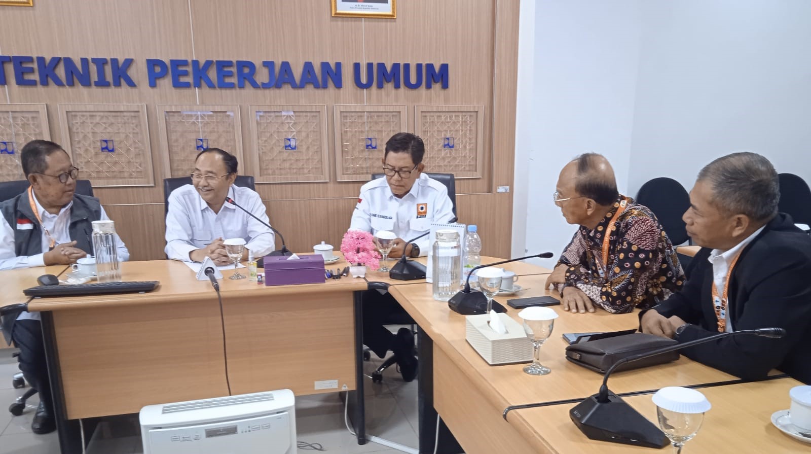 Ketua Persatuan Insinyur Indonesia (PII) Kota Semarang yang juga Rektor USM Dr Supari ST MT IPM bersama jajaran pengurus mengadakan pertemuan dengan Ketua Umum Persatuan Insinyur Indonesia PII Pusat, Dr Ir Danis Hidayat Sumadilaga MSc dan jajaran pengurus di Kampus Politeknik Pekerjaan Umum, Jl Soekarno-Hatta, Semarang, pada 26 September 2024