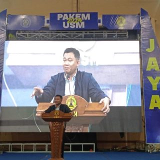 Wakil Rektor III Universitas Semarang (USM), Dr. Muhammad Junaidi, SHI MH, memberikan sambutan dalam Pengenalan Akademik dan Kegiatan Mahasiswa (Pakem) USM 2024 yang berlangsung di Gelora Prof. Sudarto,SH USM, pada Senin (9/9/2024)
