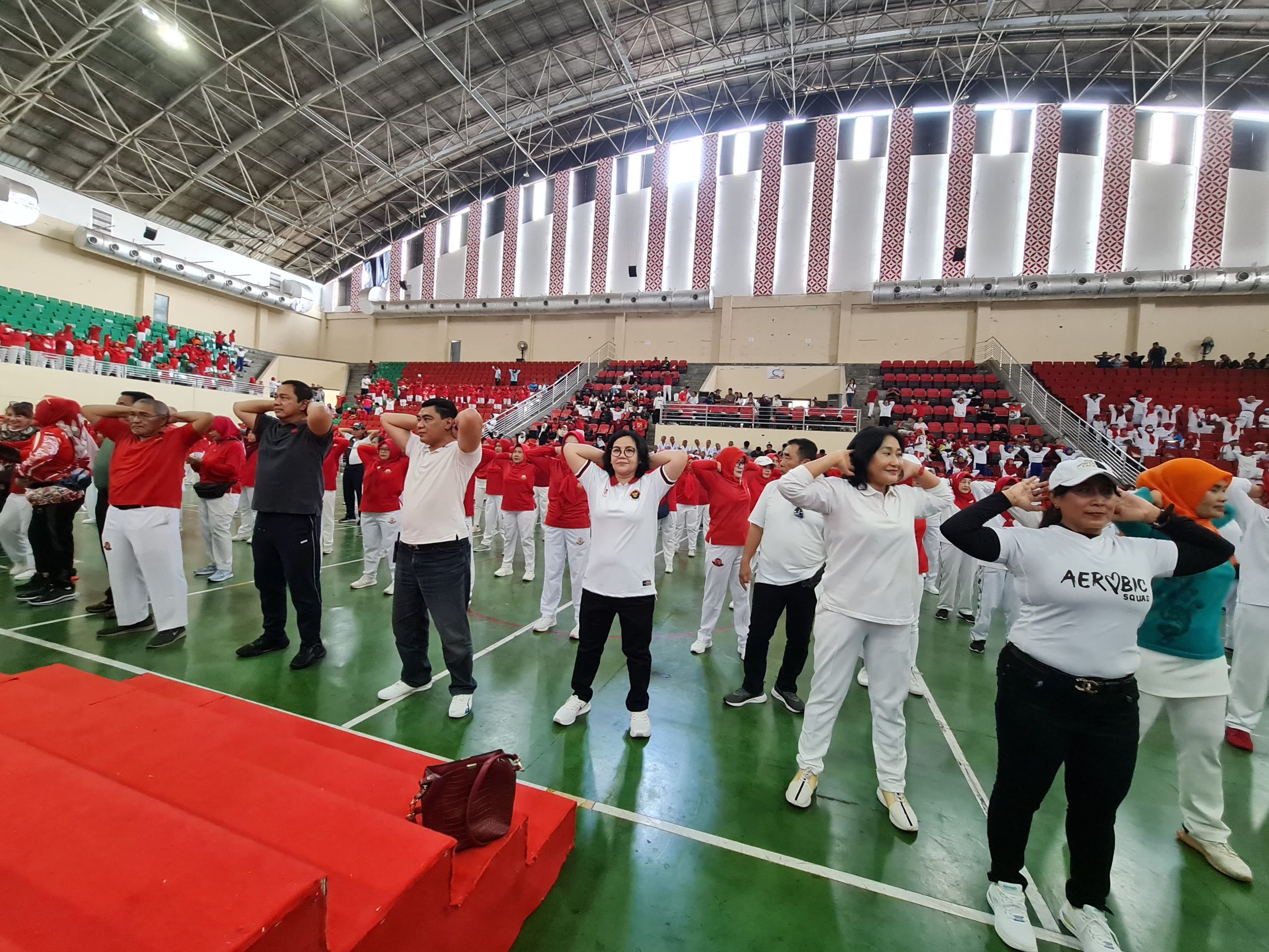 Usai jogging di kawasan GOR Jatidiri Semarang, antan Wali Kota Semarang Hendrar Prihadi menemui masyarakat yang sedang melakukan senam massal yang diselenggarakan Kormi Jateng, Sabtu (21/9)