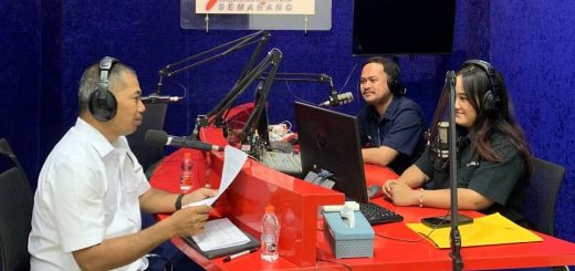 Rektor Universitas Semarang (USM), Dr. Supari, ST MT menjadi narasumber dalam Talkshow Rektor Menyapa di Studio Radio USM Jaya, Gedung N USM, Selasa (1/10/2024)