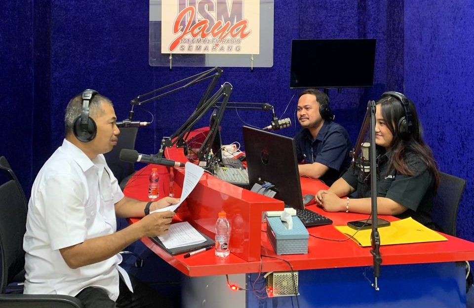Rektor Universitas Semarang (USM), Dr. Supari, ST MT menjadi narasumber dalam Talkshow Rektor Menyapa di Studio Radio USM Jaya, Gedung N USM, Selasa (1/10/2024)