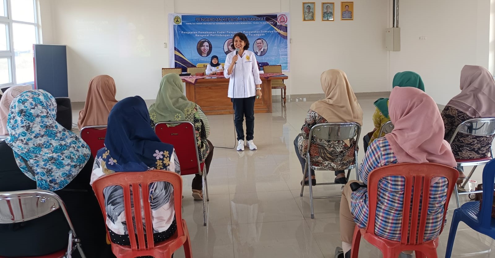 Acara Penyuluhan Hukum kepada kader penggerak masyarakat Kelurahan Trimulyo, Kecamatan Genuk, berlangsung di aula Kelurahan Trimulyo, Kecamatan Genuk Kota Semarang, pada 1 Oktober 2024. Kegiatan penyuluhan diberikan oleh Tim Pengabdian kepada Masyarakat Universitas Semarang (PkM USM)