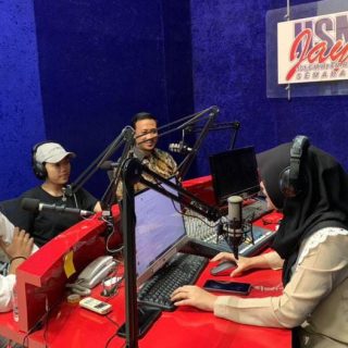Talkshow USM Update di Studio Radio USM Jaya, yang menghadir para atlet basket USM dan Pembina Unit Kegiatan Mahasiswa (UKM) Basket USM, Ahmad Isyabul Izzi, S.Kom, berlangsung di Gedung N USM, pada Rabu (2/10/2024)