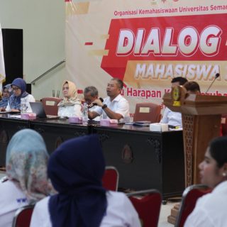 Rektor USM, Dr. Supari, ST MT hadir pada Dialog Mahasiswa 2 yang digelar Dewan Mahasiswa Universitas Semarang (Dema USM) di Auditorium Ir. Widjatmoko USM pada, Kamis (03/10/2024). Dialog mengangkat tema ''Satu Harapan Kawal Perubahan''