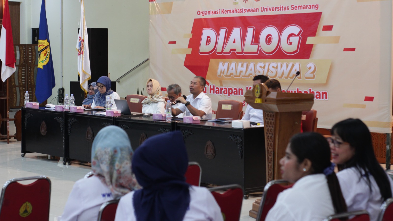 Rektor USM, Dr. Supari, ST MT hadir pada Dialog Mahasiswa 2 yang digelar Dewan Mahasiswa Universitas Semarang (Dema USM) di Auditorium Ir. Widjatmoko USM pada, Kamis (03/10/2024). Dialog mengangkat tema ''Satu Harapan Kawal Perubahan''