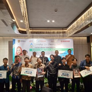 Para juara nominasi dalam Sayembara Desain Bangunan Gedung Hijau Kantor Kelurahan Bulu Lor Kota Semarang 2024 yang diselenggarakan oleh Dinas Penataan Ruang (Distaru) Kota Semarang, menerima hadiah di sela kegiatan Focus Group Discussion (FGD) di Hotel Aruss Semarang, Selasa (8/10/2024)