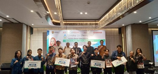 Para juara nominasi dalam Sayembara Desain Bangunan Gedung Hijau Kantor Kelurahan Bulu Lor Kota Semarang 2024 yang diselenggarakan oleh Dinas Penataan Ruang (Distaru) Kota Semarang, menerima hadiah di sela kegiatan Focus Group Discussion (FGD) di Hotel Aruss Semarang, Selasa (8/10/2024)