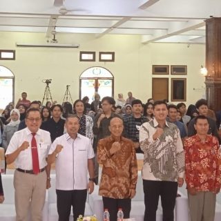 Para peserta dan nara sumber acara Bedah Buku Pendidikan Pancasila di Perguruan Tinggi yang berlangsung di Auditorium Ir. Widjatmoko USM, Senin (28/10/2024)